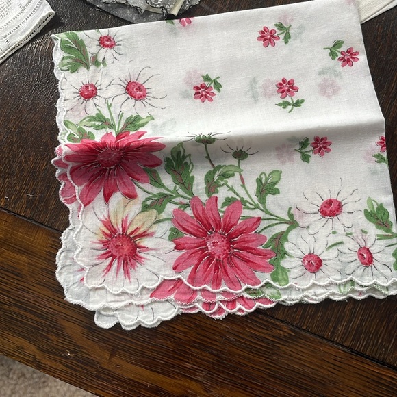 6 vintage/antique handkerchiefs, various fabric, linen, polyester, cotton, - Picture 4 of 12